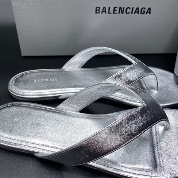 Balenciaga Women’s Round Metallic Leather Flip Flops SIZE 40 SILVER AUTHENTIC - Picture 3 of 8